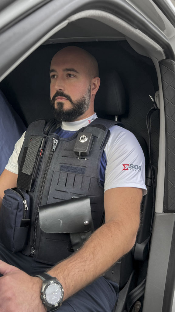 Photograph of a SOS Cash & Value agent wearing a Wearin' integrated vest