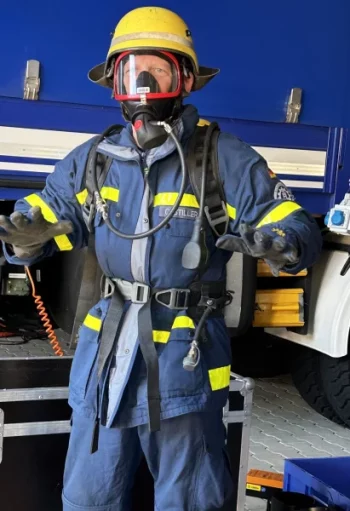A German First Responder during a demo at the SYNERGISE kick-off meeting.