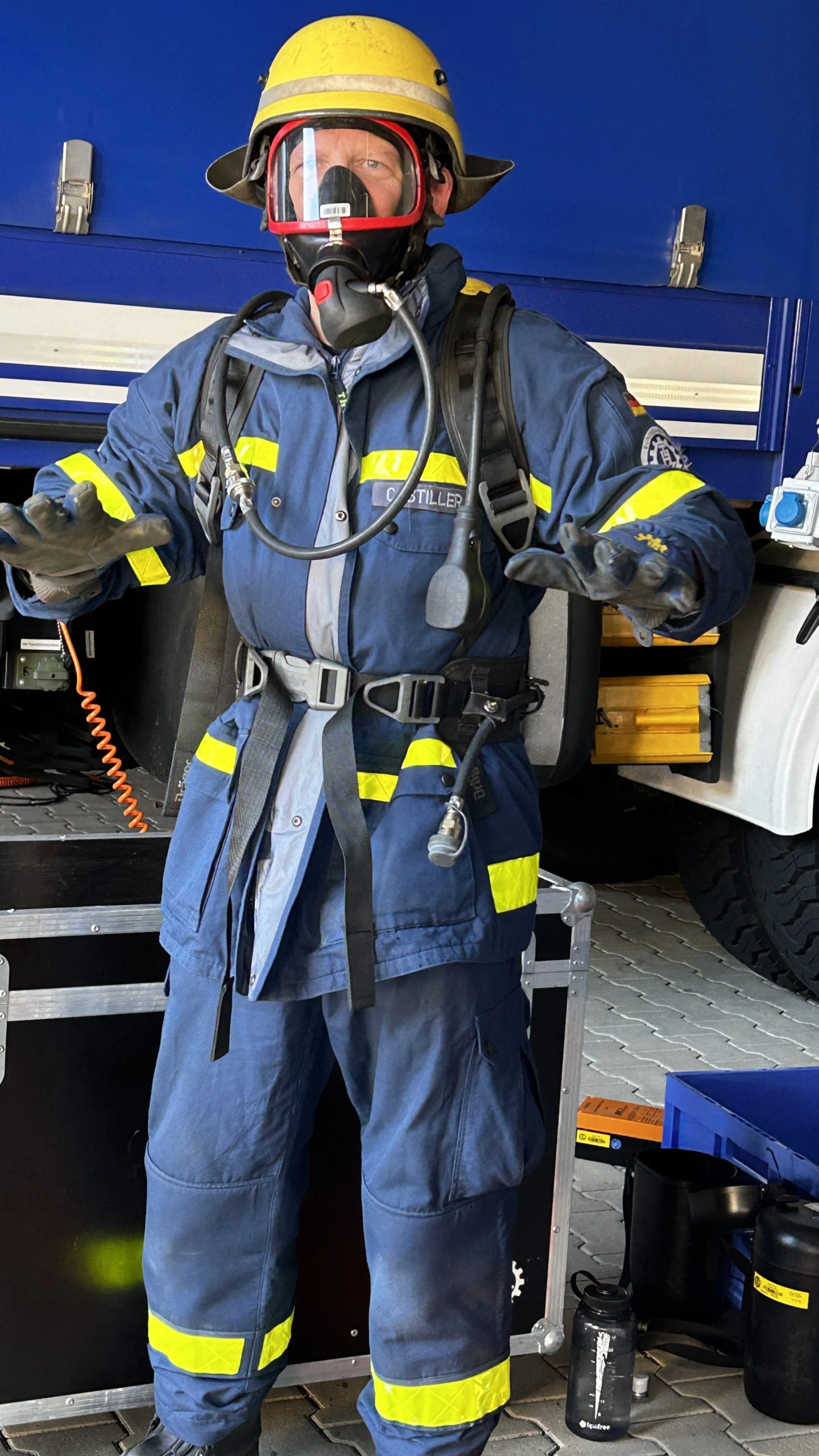 A German First Responder during a demo at the SYNERGISE kick-off meeting.