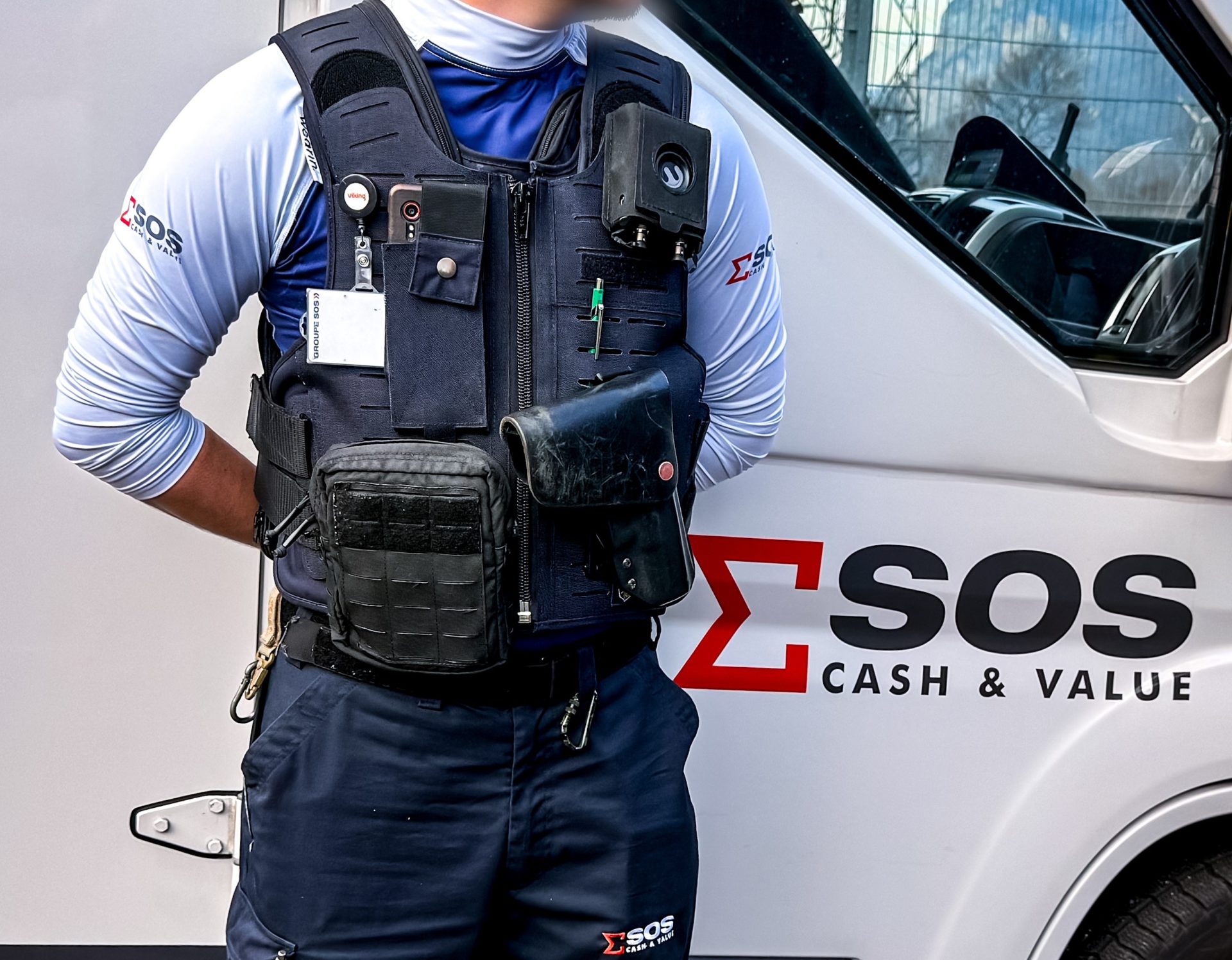 A SOS Cash&Value agent equipped with Wearin’ safety solution.