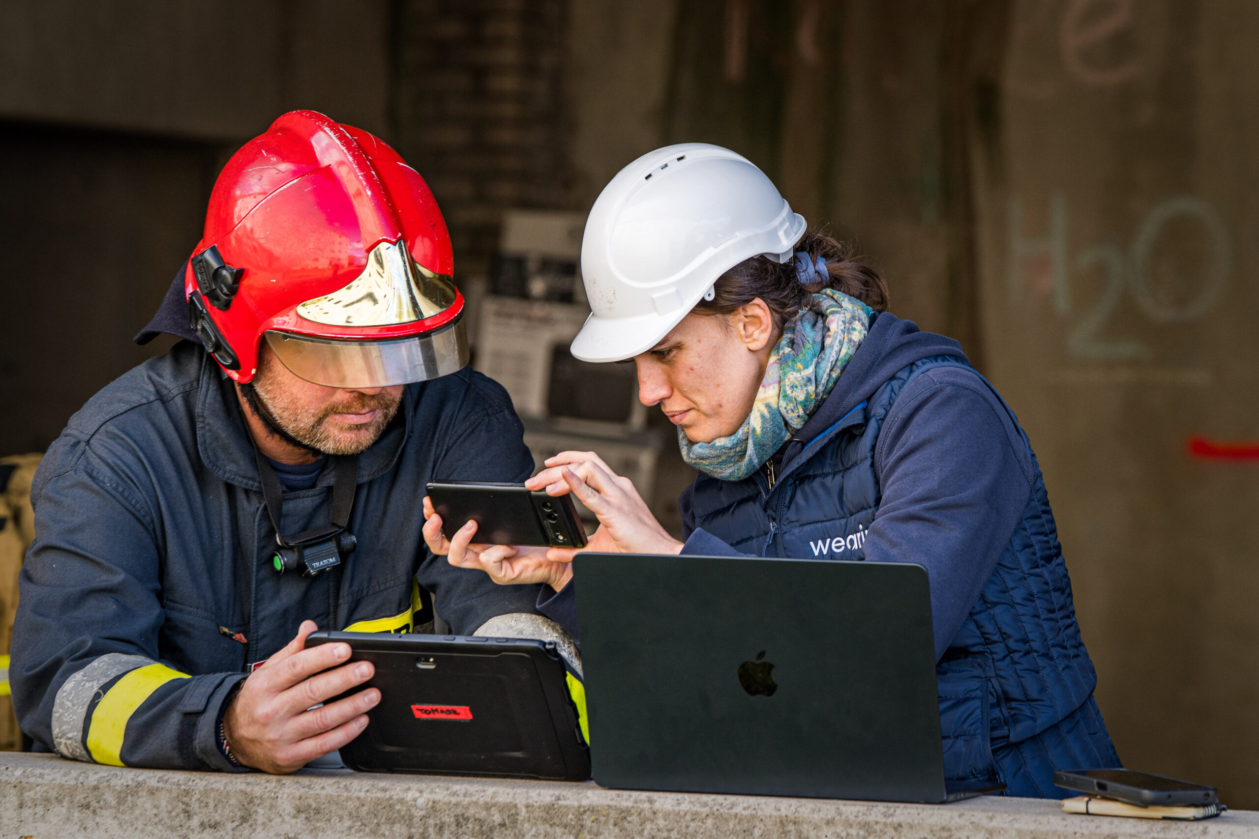 Wearin’ team supporting a firefighter on-site with real-time monitoring data