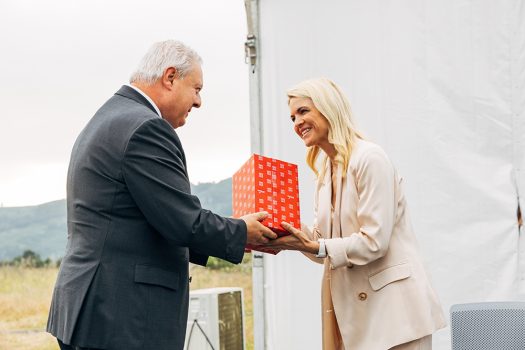 José Luís Gaspar, President of the Municipal Chamber of Amarante, presents the anniversary gift of the City of Amarante to Sabrina Brossard, President of Conextivity Group